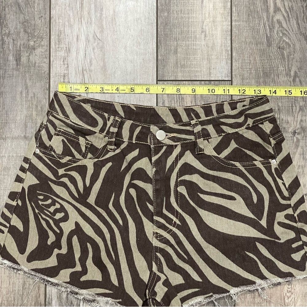 SHEIN High Waist Raw Hem Tiger Striped Short Shorts Brown Cream Size Small - Picture 3 of 8